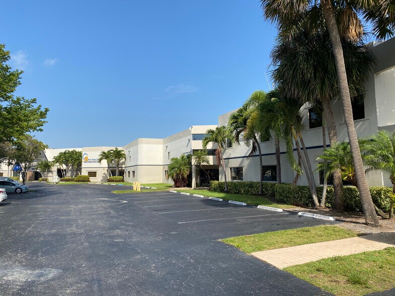 2301 NW 33rd Ct, Pompano Beach, FL à louer - Photo de l’immeuble – Image 2 sur 50