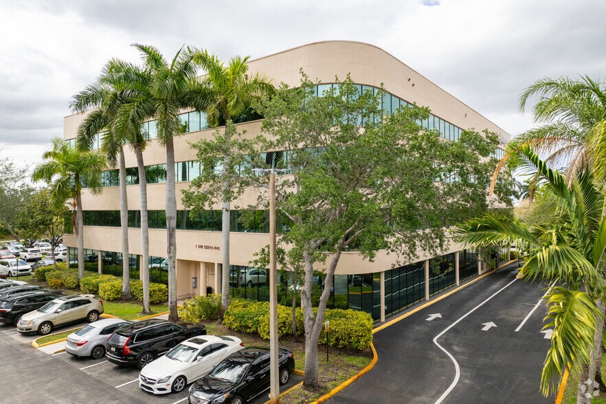 1 SW 129th Ave, Pembroke Pines, FL à louer - Photo de l’immeuble – Image 3 sur 52