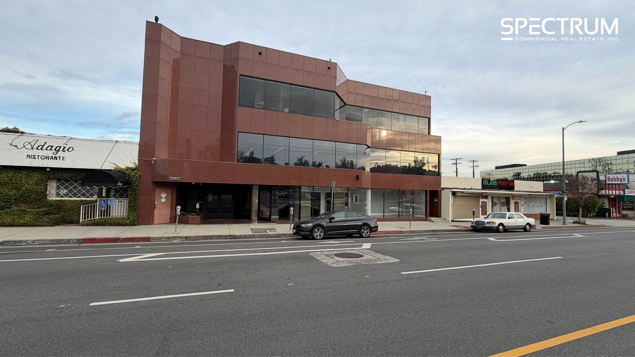 22837 Ventura Blvd, Woodland Hills, CA à louer Photo principale– Image 1 sur 15