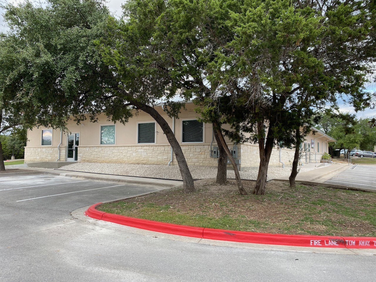 2440 E Hwy 290, Dripping Springs, TX à louer Photo de l’immeuble– Image 1 sur 33
