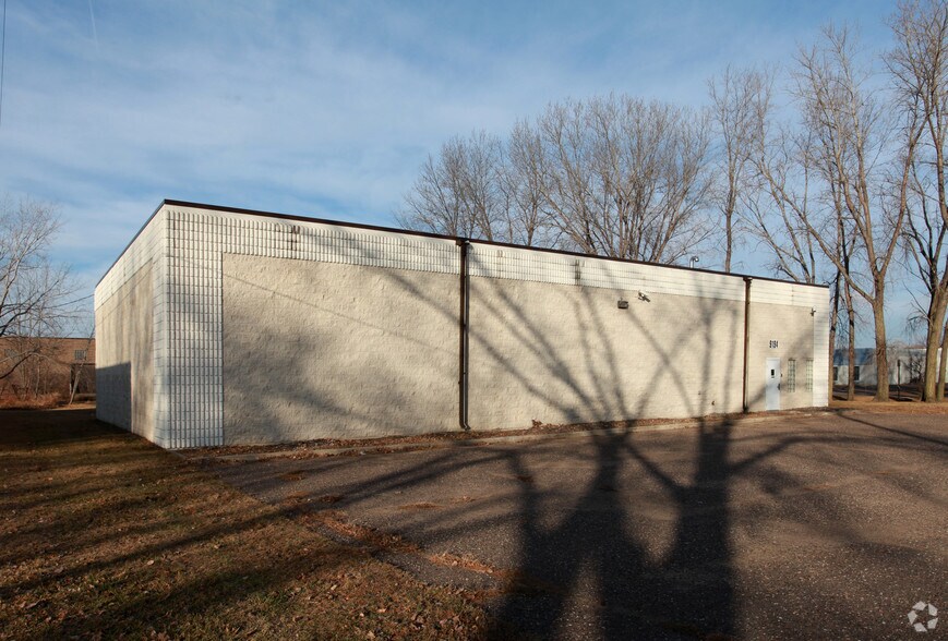 1512 NE 92nd Ln, Blaine, MN à vendre - Photo de l’immeuble – Image 2 sur 9
