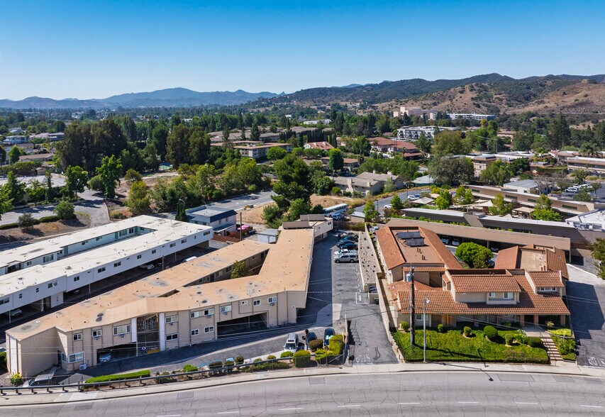 1690 E Hillcrest Dr, Thousand Oaks, CA à vendre - Photo de l’immeuble – Image 2 sur 3