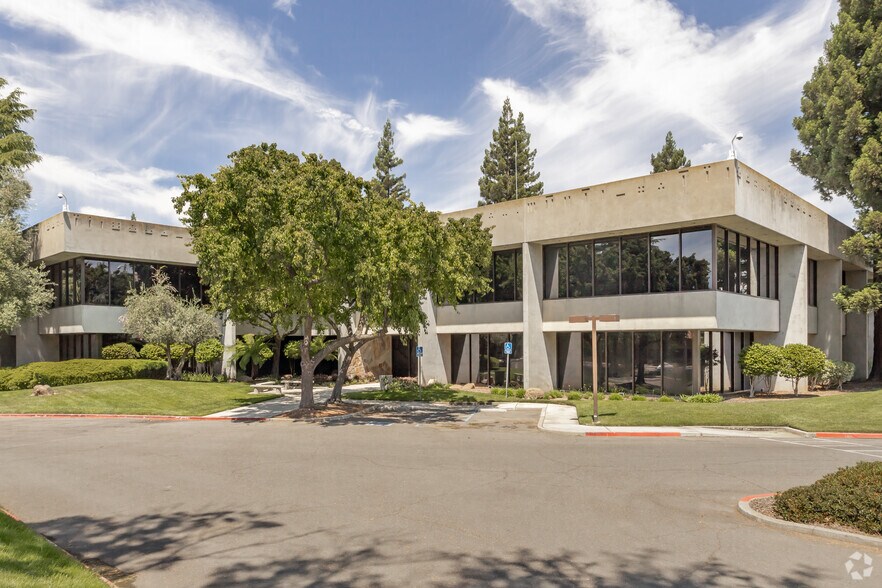 11031 Sun Center Dr, Rancho Cordova, CA à vendre - Photo de l’immeuble – Image 2 sur 11
