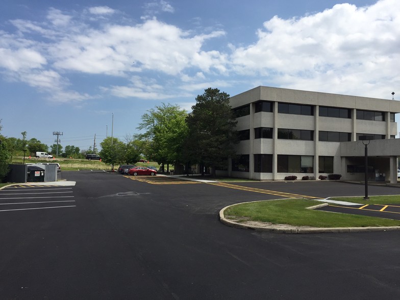 1300 Greenbrook Blvd, Hanover Park, IL à louer - Photo de l’immeuble – Image 3 sur 17