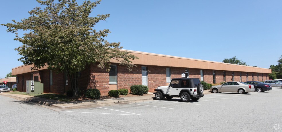 3409 W Wendover Ave, Greensboro, NC à louer - Photo de l’immeuble – Image 1 sur 5