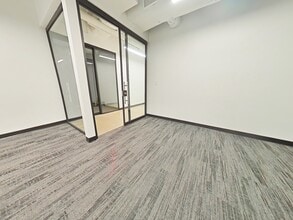 7701 Lemmon Ave, Dallas, TX à louer Photo intérieure– Image 2 sur 6