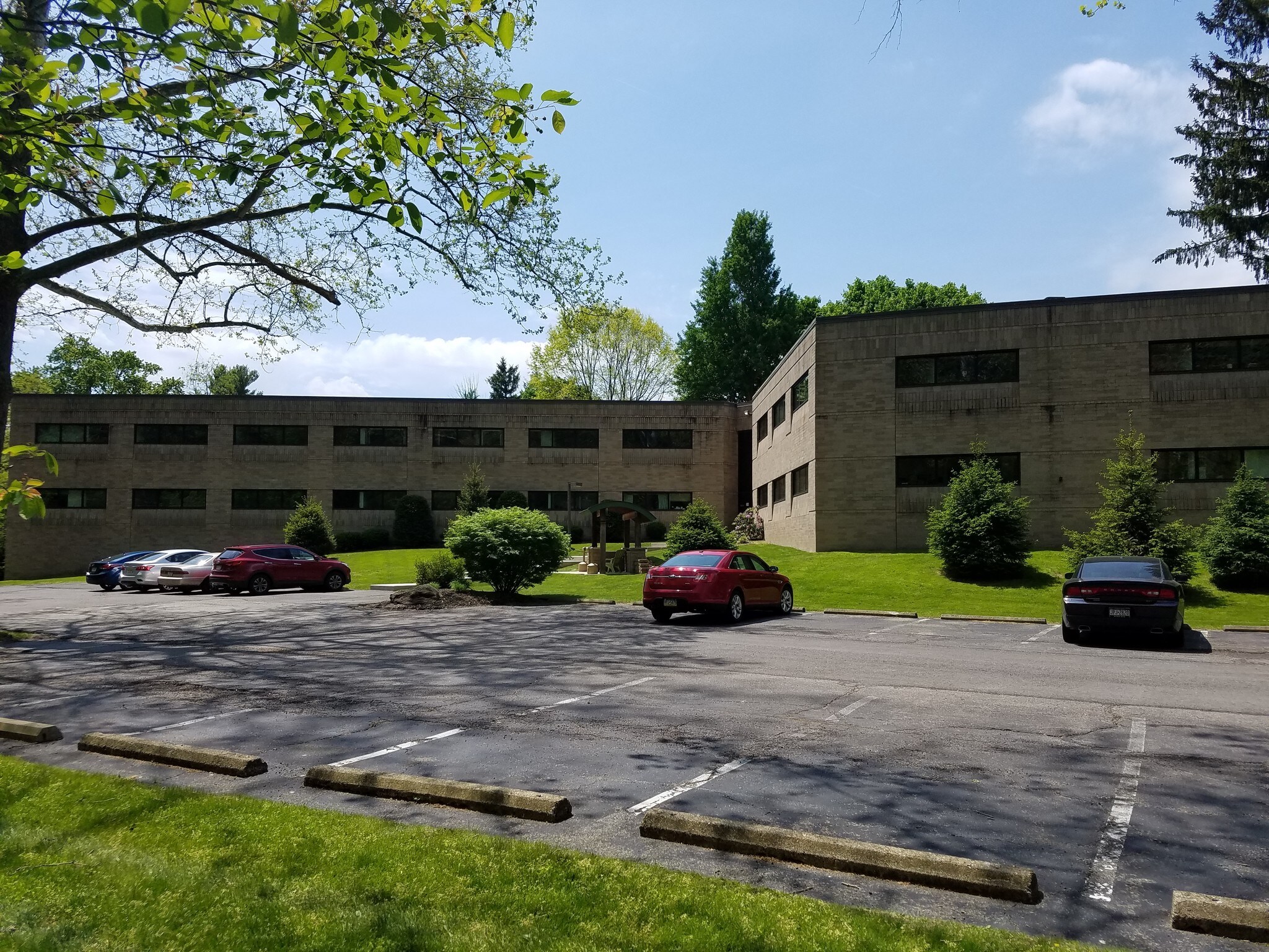 4068 Mt Royal Blvd, Allison Park, PA à louer Photo principale– Image 1 sur 49