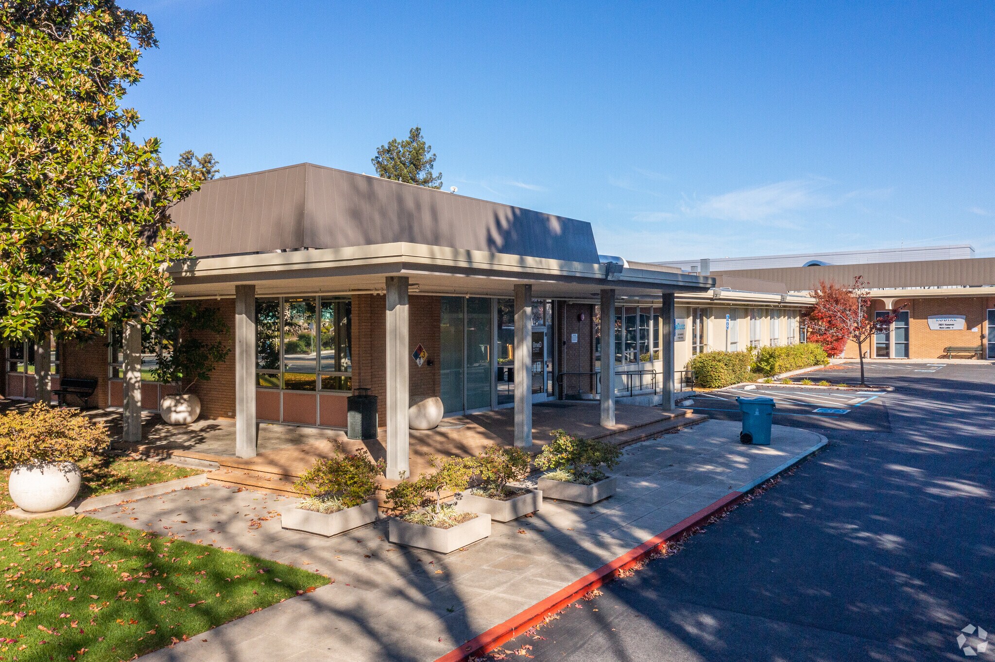 2625 Hanover St, Palo Alto, CA à louer Photo de l’immeuble– Image 1 sur 9