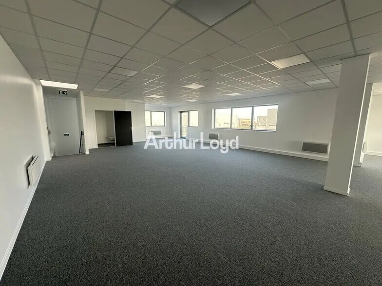 Local d’activités dans Reims à louer - Photo de l’immeuble – Image 3 sur 13