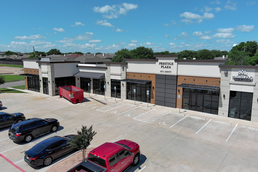 899 S Hewitt Dr, Hewitt, TX à louer - Photo de l’immeuble – Image 3 sur 11