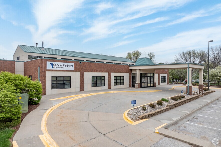 201 S 68th St Pl, Lincoln, NE à vendre - Photo de l’immeuble – Image 1 sur 6