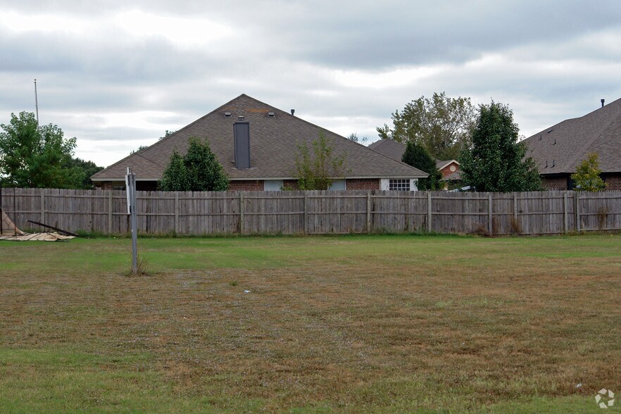 979 N Santa Fe Ave, Edmond, OK à vendre - Photo de l’immeuble – Image 2 sur 8