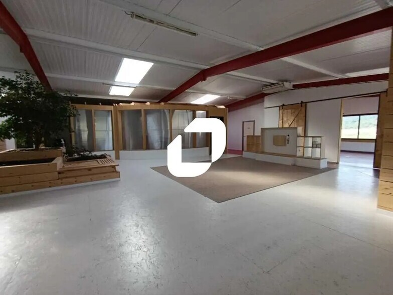 Bureau dans Saint-Jean-du-Pin à louer - Photo de l’immeuble – Image 3 sur 9