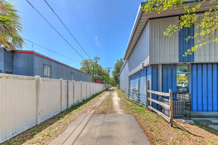 5921 Causeway Blvd, Tampa, FL à vendre - Photo de l’immeuble – Image 3 sur 37