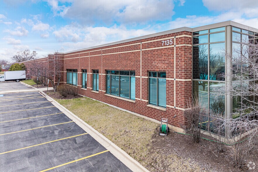 7135 Janes Ave, Woodridge, IL à louer - Photo de l’immeuble – Image 2 sur 12