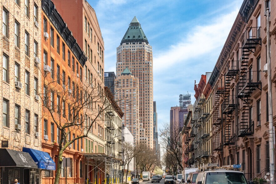 301-321 W 49th St, New York, NY à louer - Photo de l’immeuble – Image 2 sur 9