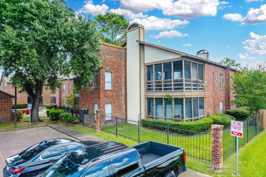8430 Antoine Dr, Houston, TX à vendre - Photo de l’immeuble – Image 3 sur 5