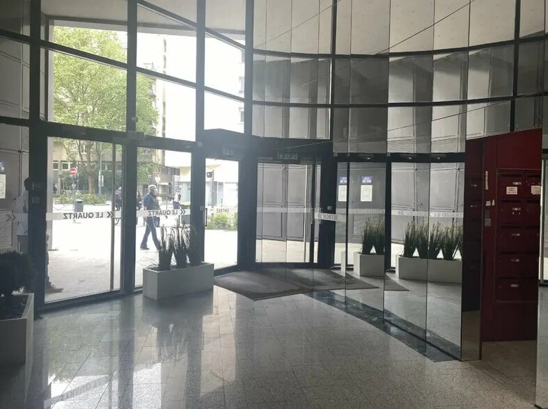 Bureau dans Villeurbanne à louer - Hall d’entrée – Image 3 sur 17