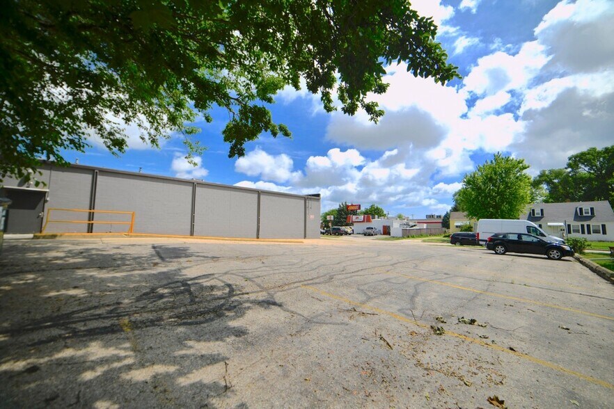 4105 52nd St, Kenosha, WI à vendre - Photo de l’immeuble – Image 2 sur 10