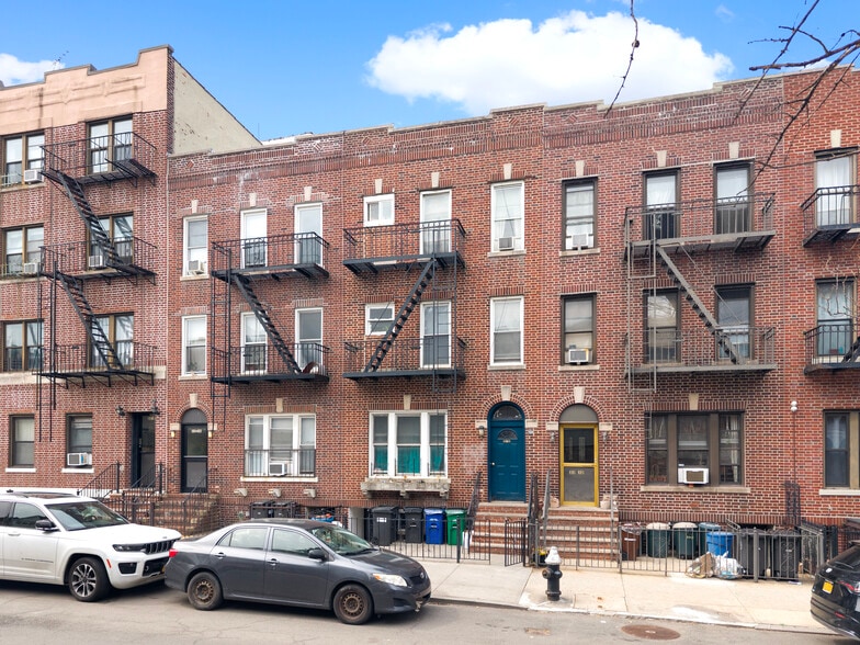 3334 29th St, Astoria, NY à vendre - Photo de l’immeuble – Image 2 sur 15