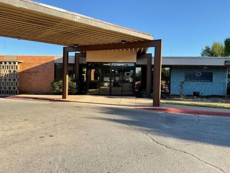 2222 W Iowa Ave, Chickasha, OK à vendre - Photo de l’immeuble – Image 2 sur 59
