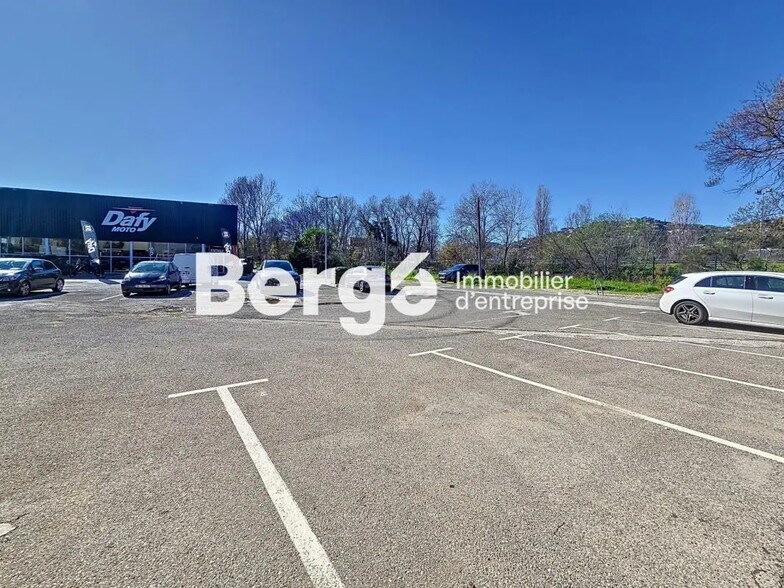 Local commercial dans Mandelieu-la-Napoule à louer - Photo de l’immeuble – Image 3 sur 9