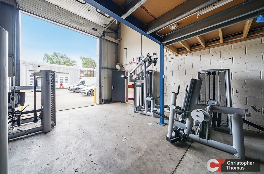 Eversley Way, Egham à vendre - Photo de l’immeuble – Image 3 sur 7