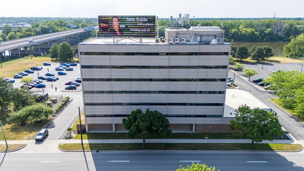 515 N Washington Ave, Saginaw, MI à louer - Photo de l’immeuble – Image 2 sur 13