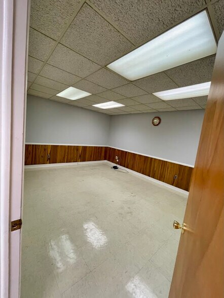 40900 Production Dr, Harrison Township, MI à louer - Photo de l’immeuble – Image 3 sur 10