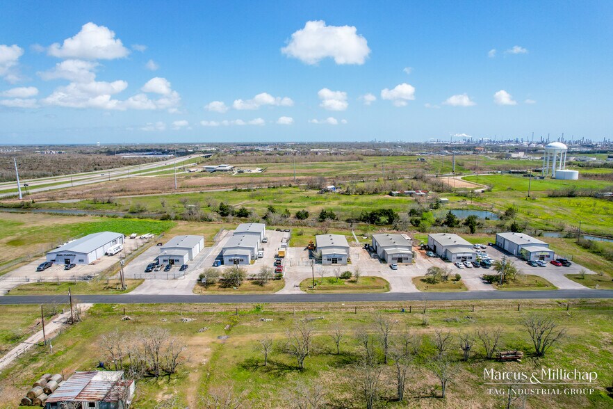 950-1050 N Pine Rd, Texas City, TX à louer - Photo de l’immeuble – Image 2 sur 10