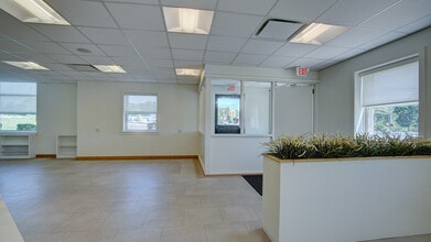 2 Kings Hwy, Middletown, NJ à louer Photo intérieure– Image 2 sur 40