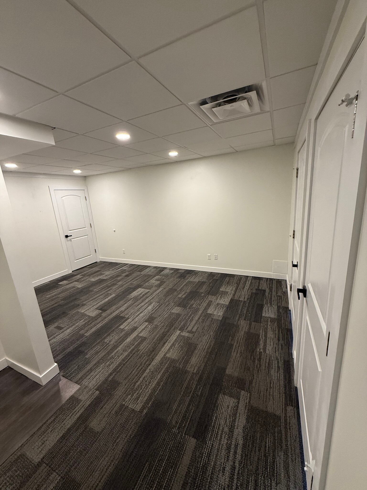 600-640 N Old Woodward Ave, Birmingham, MI à louer Photo intérieure– Image 1 sur 6