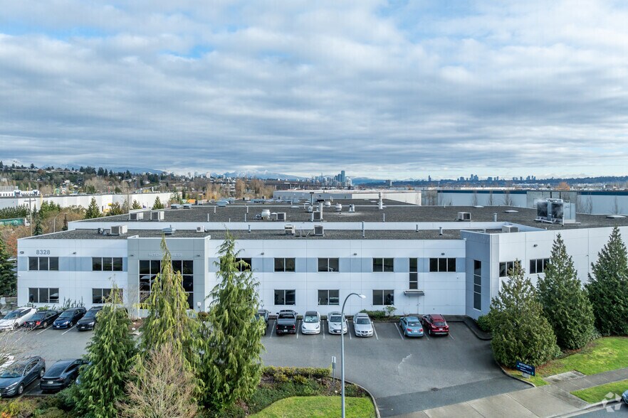 8328 Riverbend Crt, Burnaby, BC à vendre - Photo de l’immeuble – Image 2 sur 3