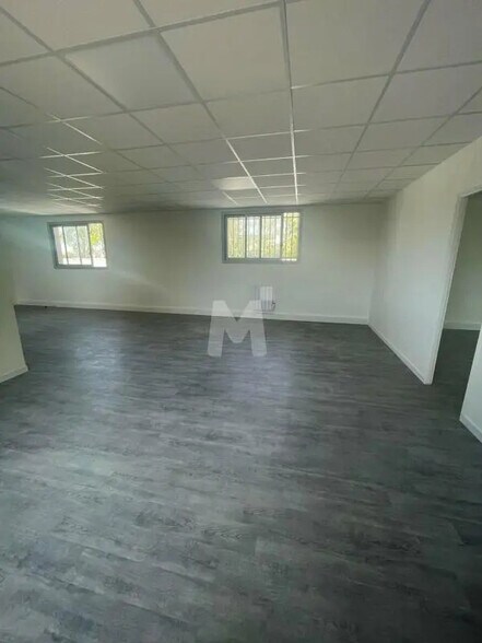 Bureau dans Lisses à louer - Photo intérieure – Image 2 sur 5