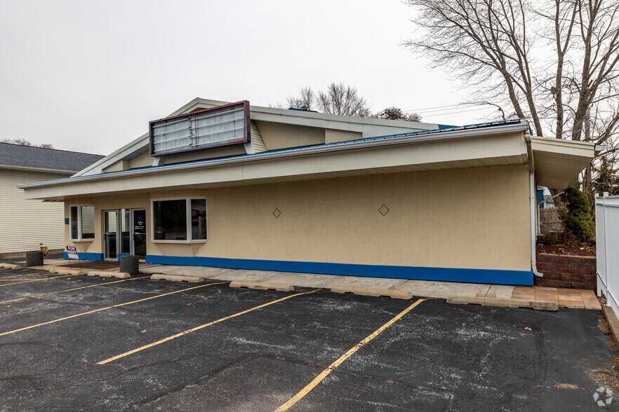 2525 W Locust St, Davenport, IA à louer - Photo de l’immeuble – Image 2 sur 2