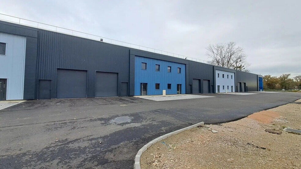 Local d'activités dans Saint-Rémy à vendre - Photo de l’immeuble – Image 2 sur 4