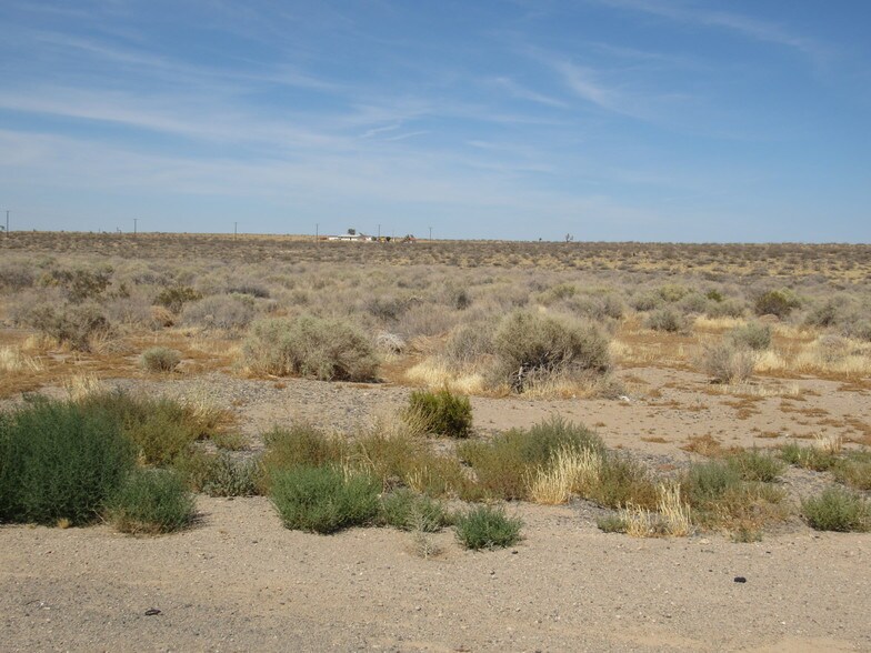 10933 Sierra Rd, Adelanto, CA à vendre - Photo de l’immeuble – Image 2 sur 11