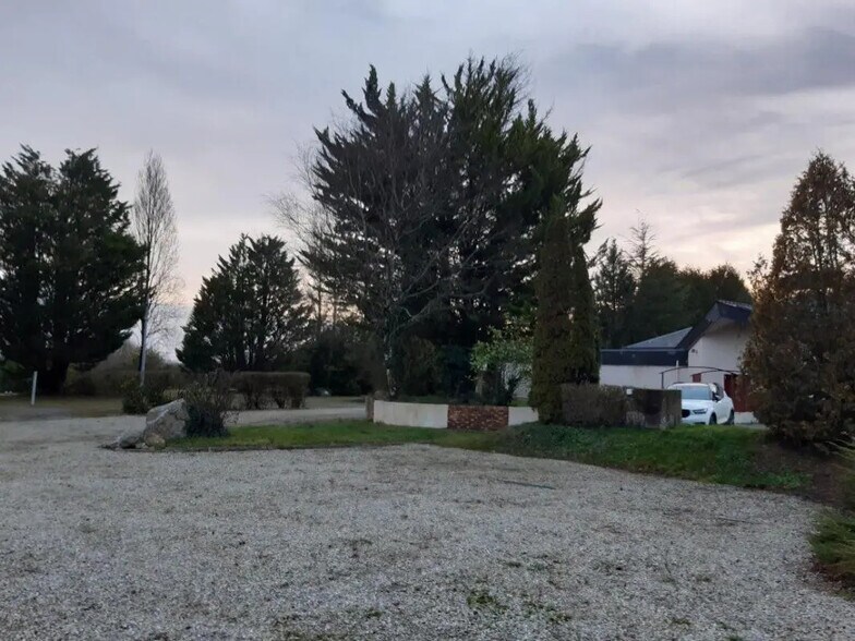 Local d'activités dans VAL D'ANAST à vendre - Photo de l’immeuble – Image 3 sur 5