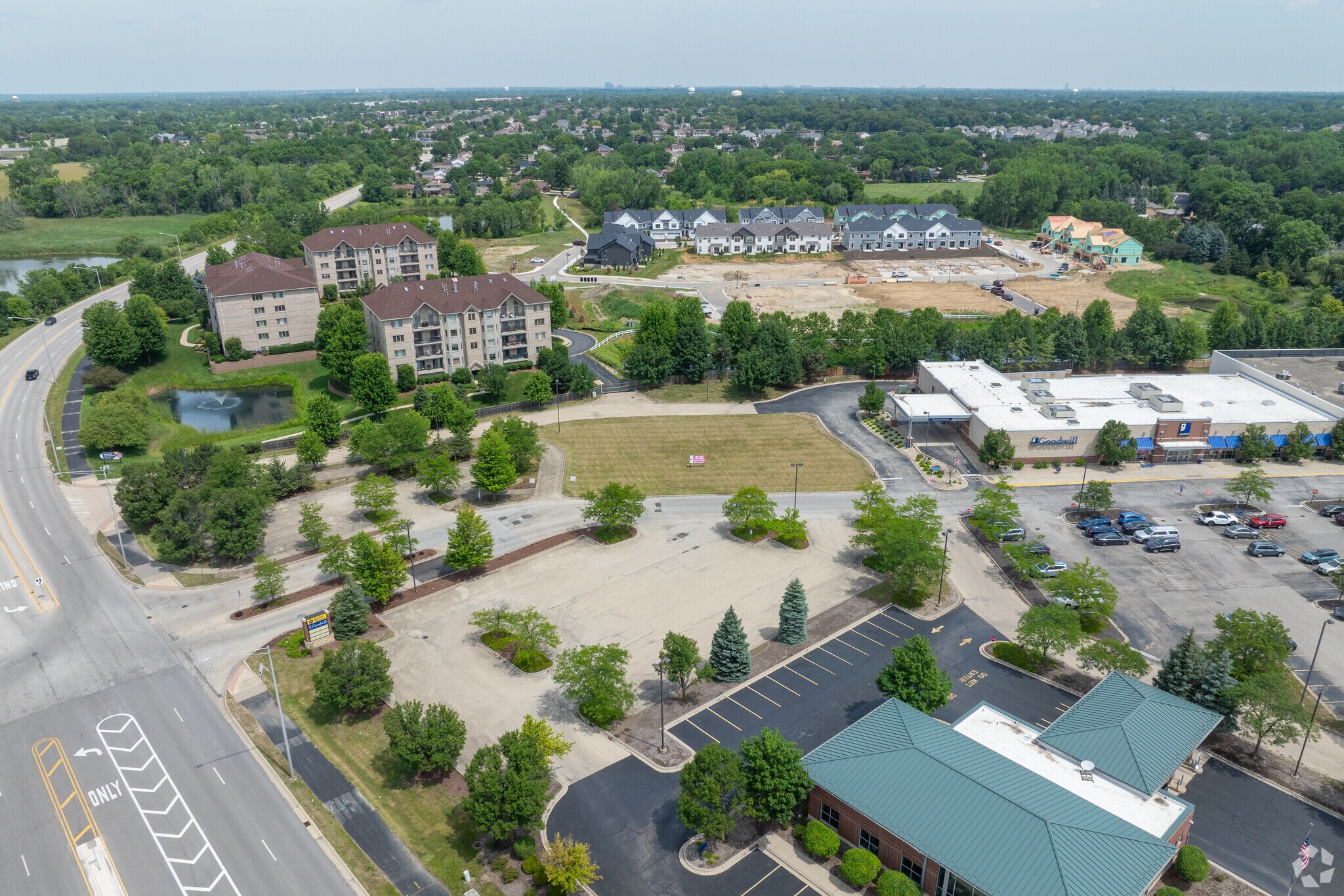 NEC E Boughton Rd, Woodridge, IL à vendre Photo principale– Image 1 sur 8