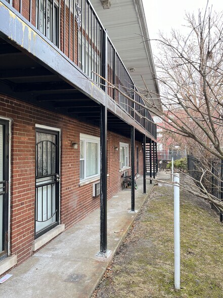 7948 S Dobson Ave, Chicago, IL à vendre - Photo de l’immeuble – Image 3 sur 6