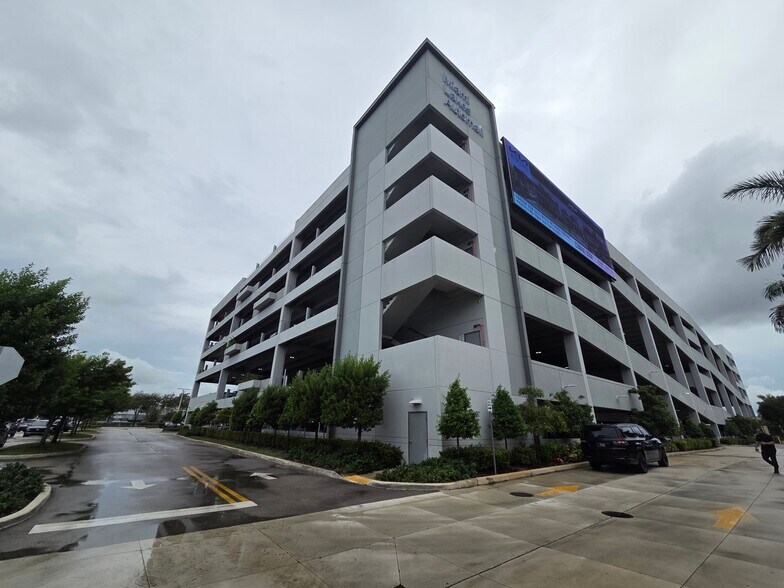 5875 Nw 163rd St, Miami Lakes, FL à louer - Photo de l’immeuble – Image 3 sur 5