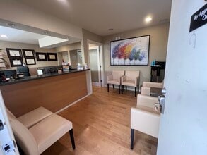 10311 S De Anza Blvd, Cupertino, CA à louer Photo intérieure– Image 1 sur 5