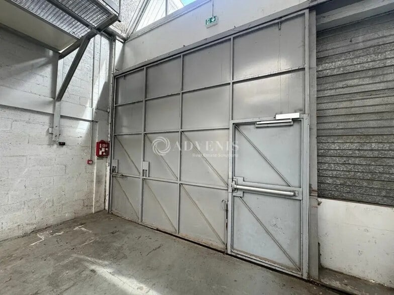 Local d’activités dans Tremblay-en-France à louer - Photo de l’immeuble – Image 2 sur 7