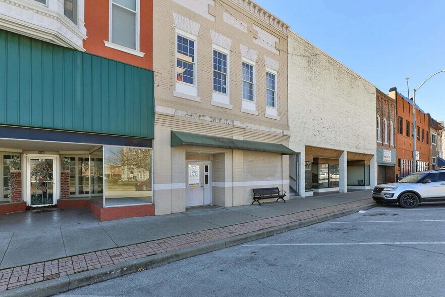 105 W Cherry St, Nevada, MO à vendre - Photo de l’immeuble – Image 2 sur 8