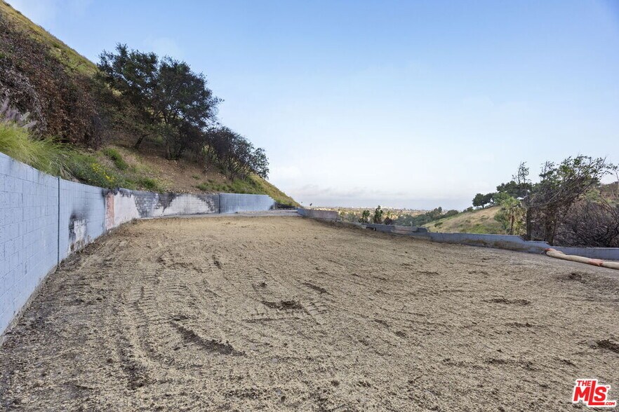 16613 Pequeno Pl, Pacific Palisades, CA à vendre - Photo de l’immeuble – Image 2 sur 8