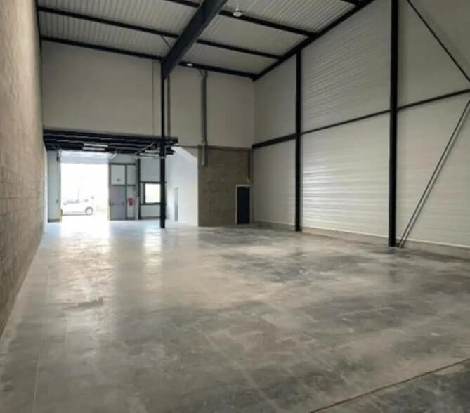 Local d’activités dans Aubergenville à louer - Photo de l’immeuble – Image 2 sur 8