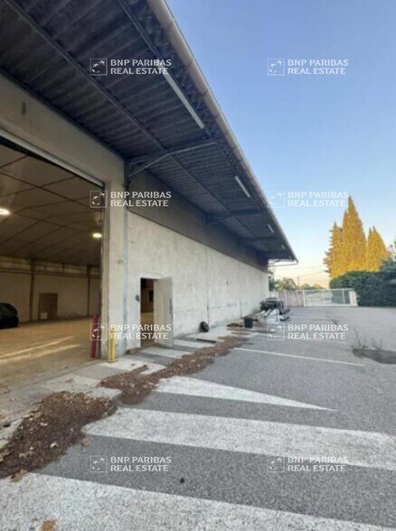 Local d'activités dans Châteaurenard à vendre - Photo de l’immeuble – Image 2 sur 11