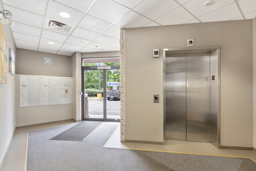 11-13 Sunflower Ave, Paramus, NJ à louer - Photo intérieure – Image 3 sur 7