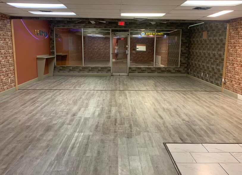 5580 66th St N, Saint Petersburg, FL à louer - Photo de l’immeuble – Image 3 sur 7