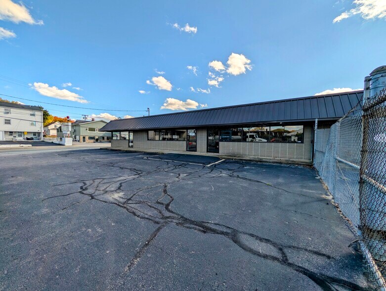 1122 Charles St, North Providence, RI à vendre - Photo de l’immeuble – Image 2 sur 14